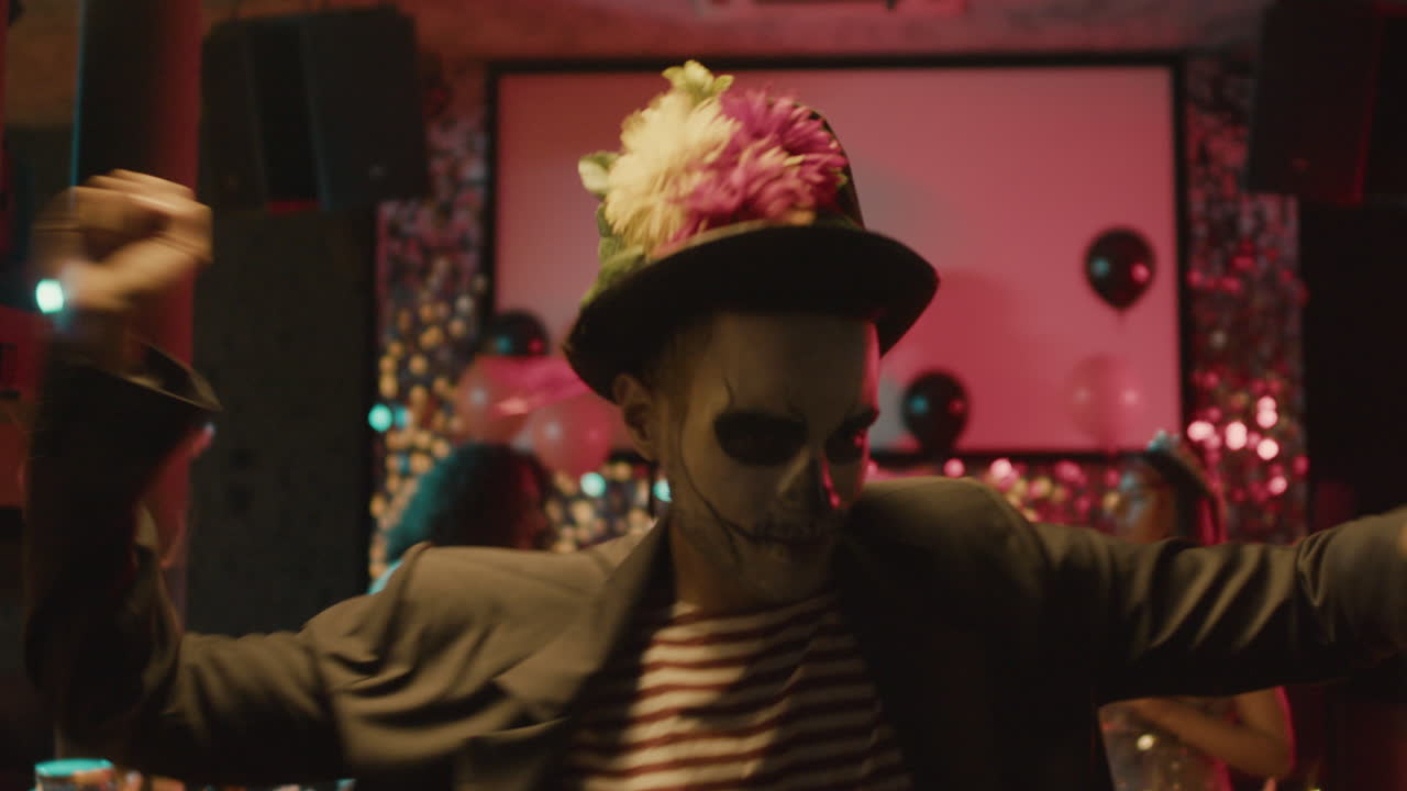 춤추는 젊은 남자의 클로즈업.