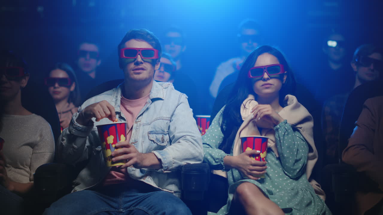 영화관에서 웃는 즐거운 친구들