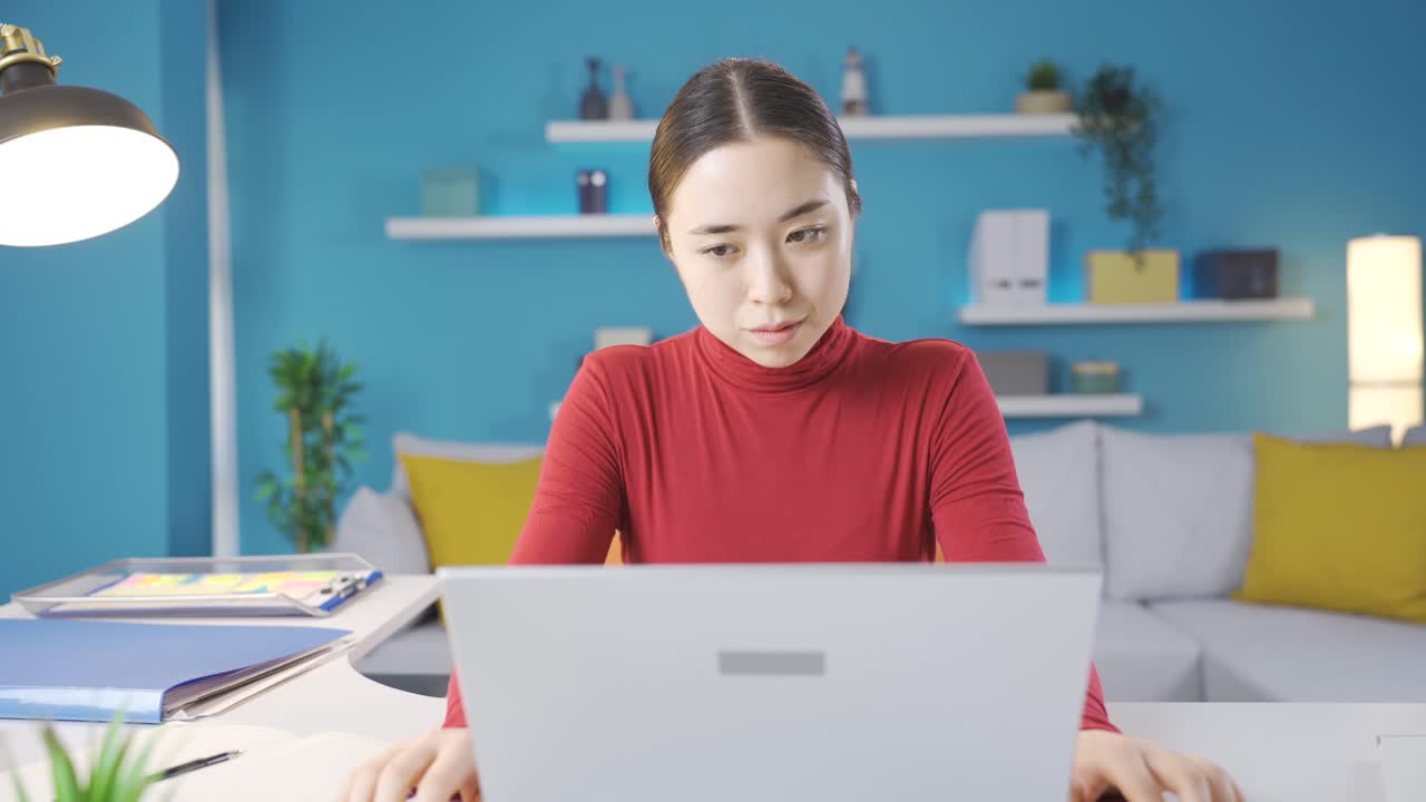 긴장하고 스트레스를 받고 있는 아시아 젊은 여성이 노트북에서 무언가를 보고 있습니다.