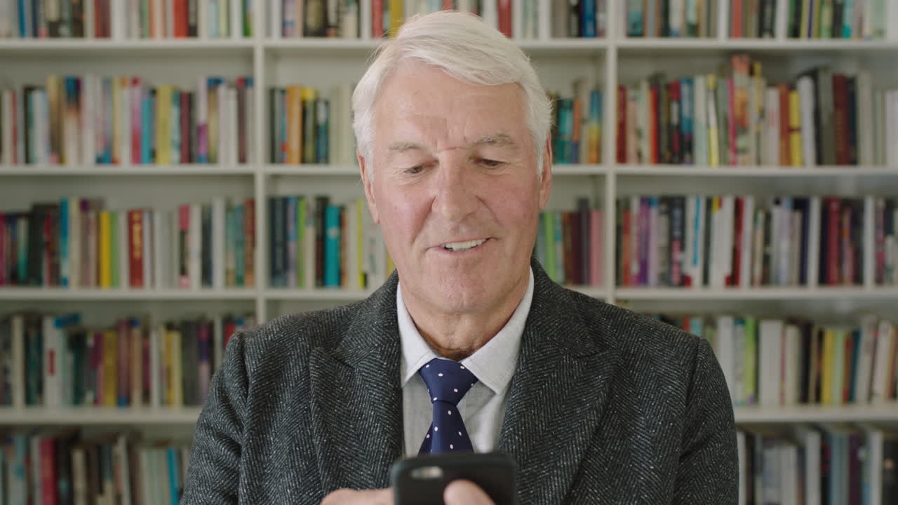 스마트 폰 책장 을 사용하는 초상화 교수 도서관 대학