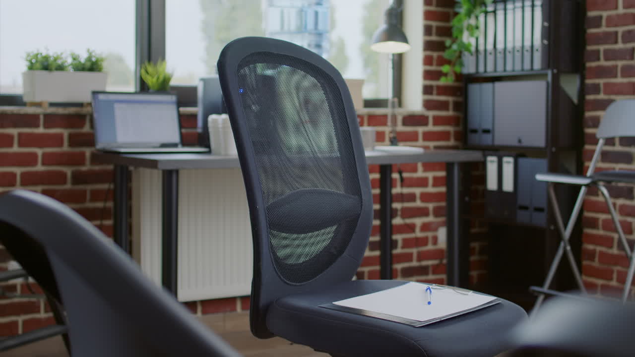 Empty aa meeting space with chairs in circle prepared for group therapy