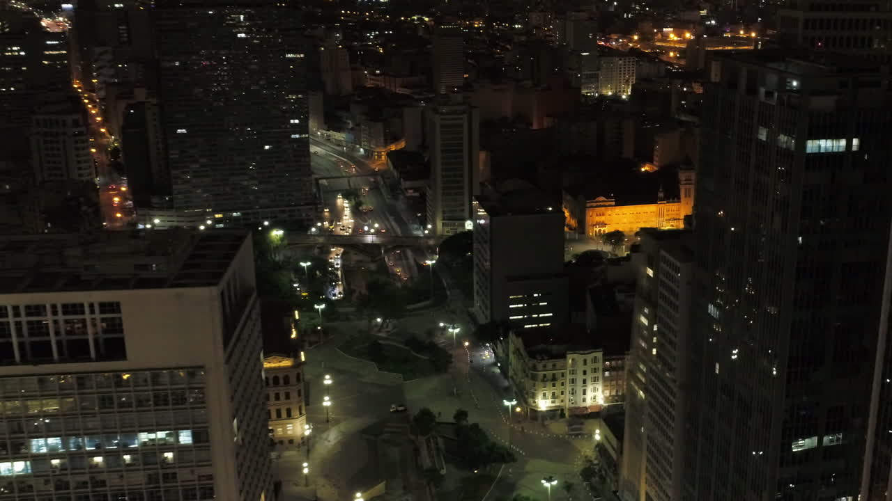 Vista aérea do centro de São Paulo com a Praça do Anhangabaú à noite, Brasil.