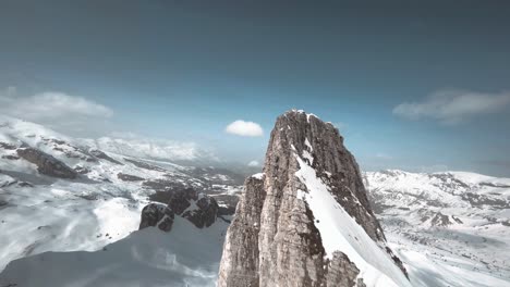 Filmische-Fpv-drohnenaufnahme,-Die-über-Dem-Schnee-Fliegt