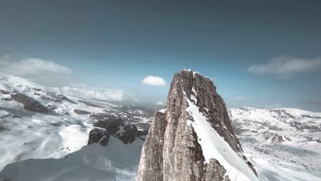 toma cinemática de drones fpv volando sobre el nevado