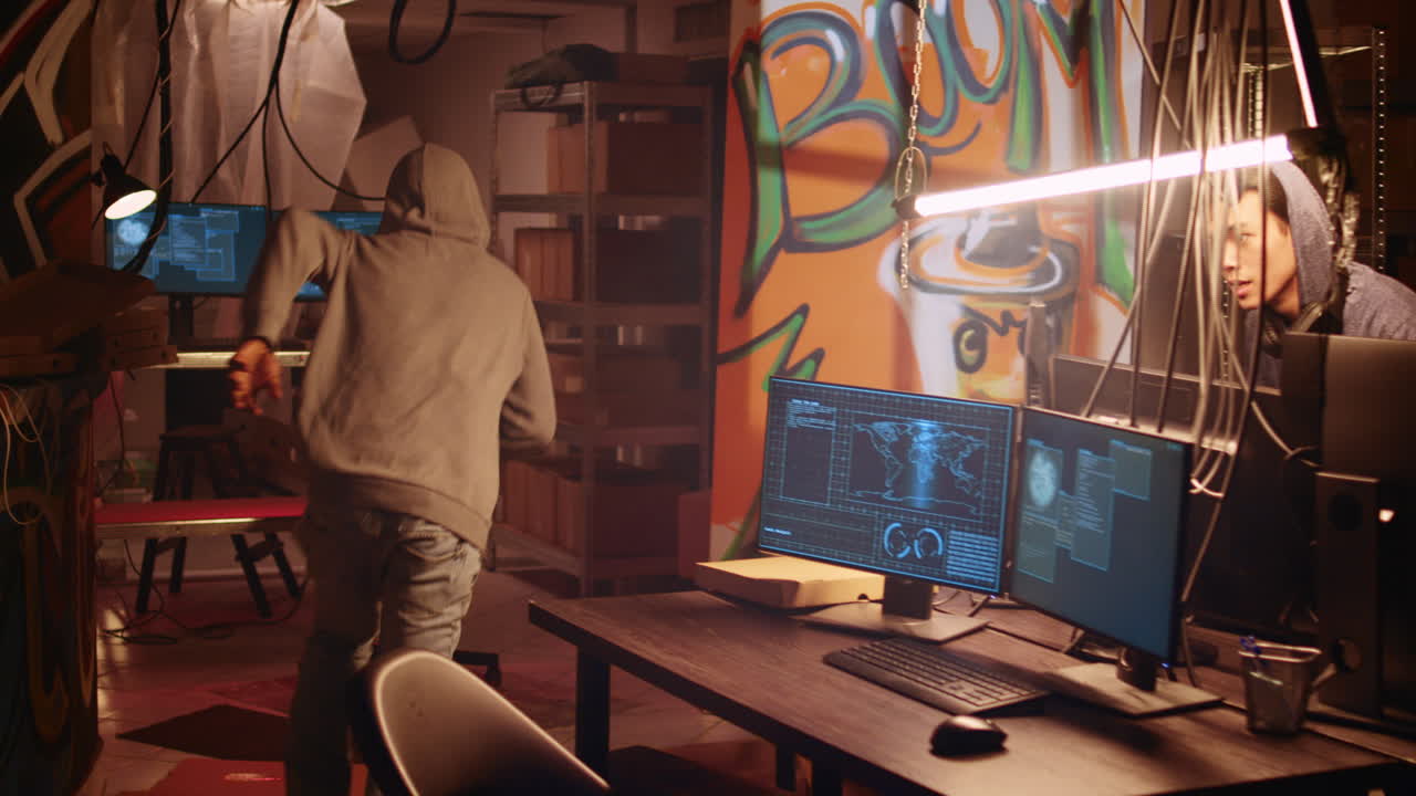 los hackers se apresuran para evadir a los policías.