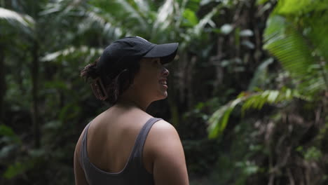 fotografía en cámara lenta de una mujer admirando la vista de una jungla puertorriqueña