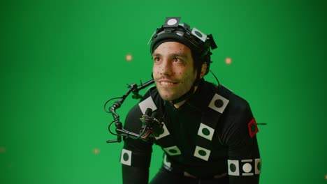 actor con traje de subtítulos de movimiento y equipo de cabeza actúa como un animal o un monstruo para la escena de pantalla verde de cgi. realización de películas en el set de estudio de cine rodando una película de éxito de taquilla con llave de croma. primer plano de disparo medio