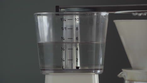 hacer café con una cafetera