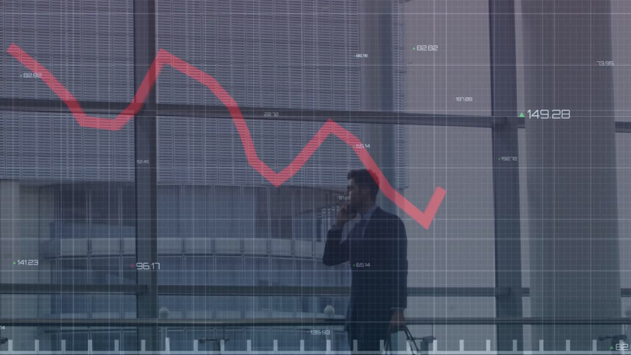 Animazione di elaborazione dati finanziari su uomo d'affari birazziale che usa lo smartphone.