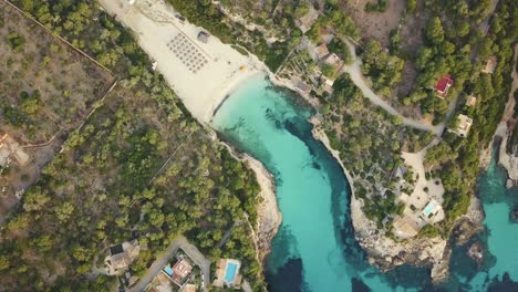 4k-De-Arriba-Hacia-Abajo-Si-Una-Bahía-En-Mallorca-Con-Agua-Azul-Turquesa-Clara---Costa-Este---España---España