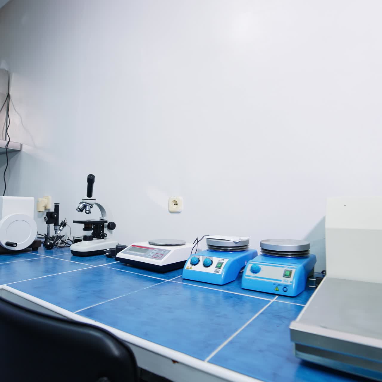 Speciální vybavení pro lékařský výzkum. Laboratoř pro testování, analýzy a experimenty v nemocnici.