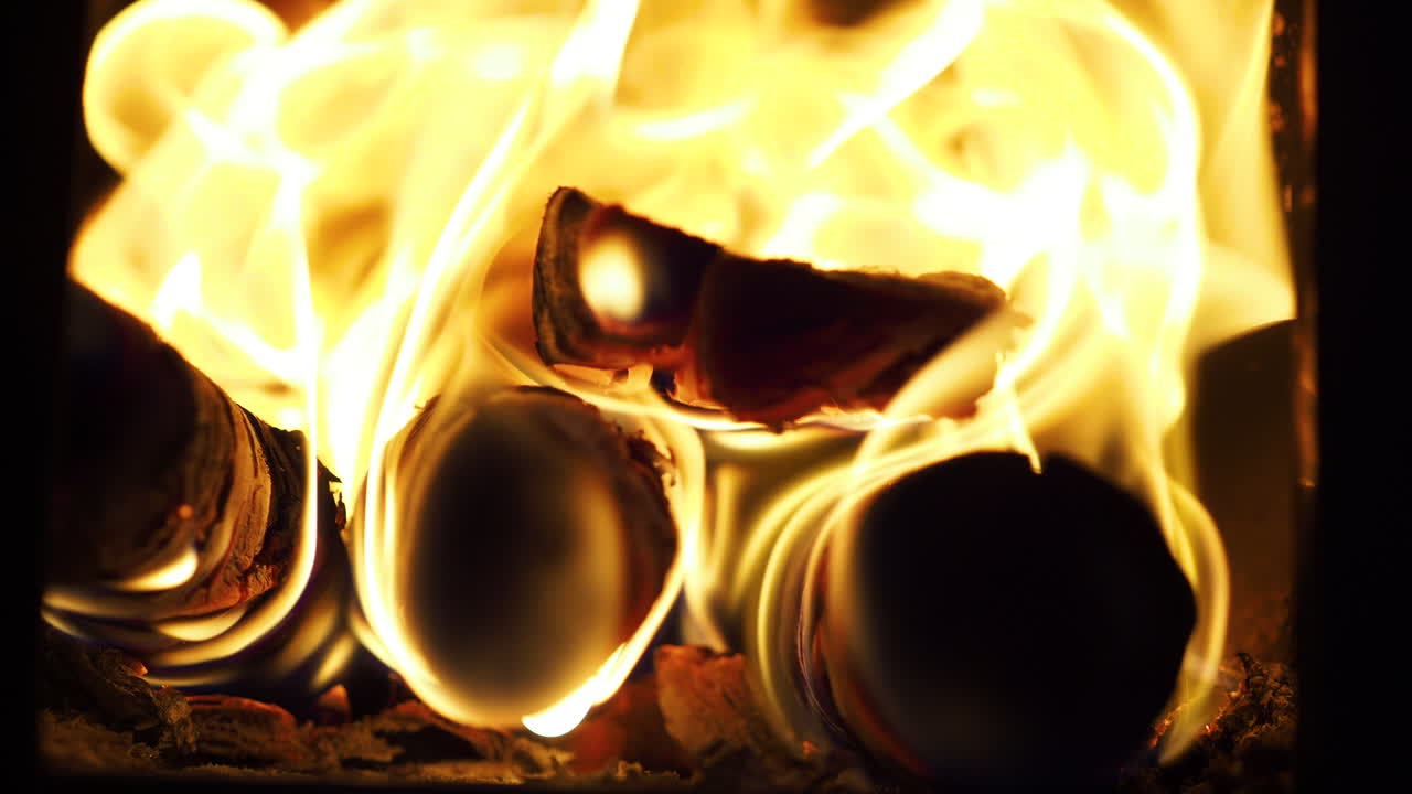 포근한 따뜻함. 벽난로에 불이 붙은 숲