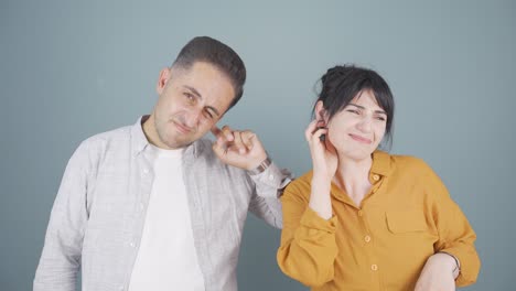 pareja con picazón en las orejas.