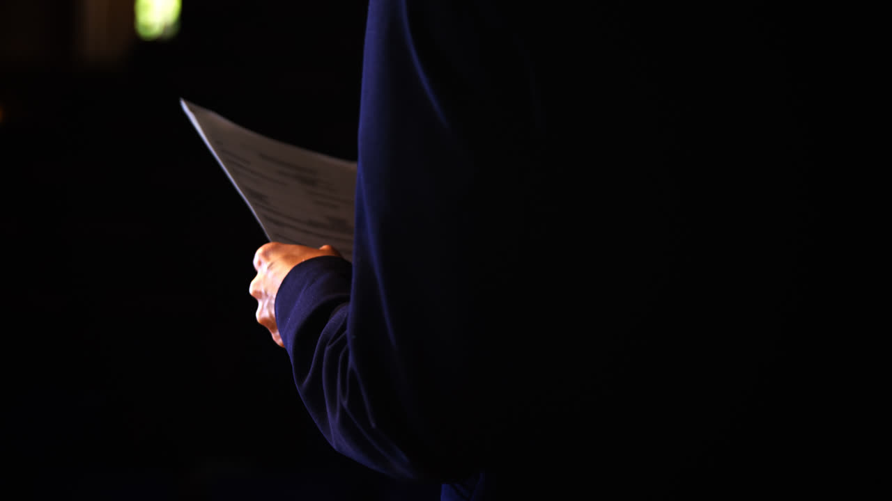 ejecutiva de negocios dando un discurso