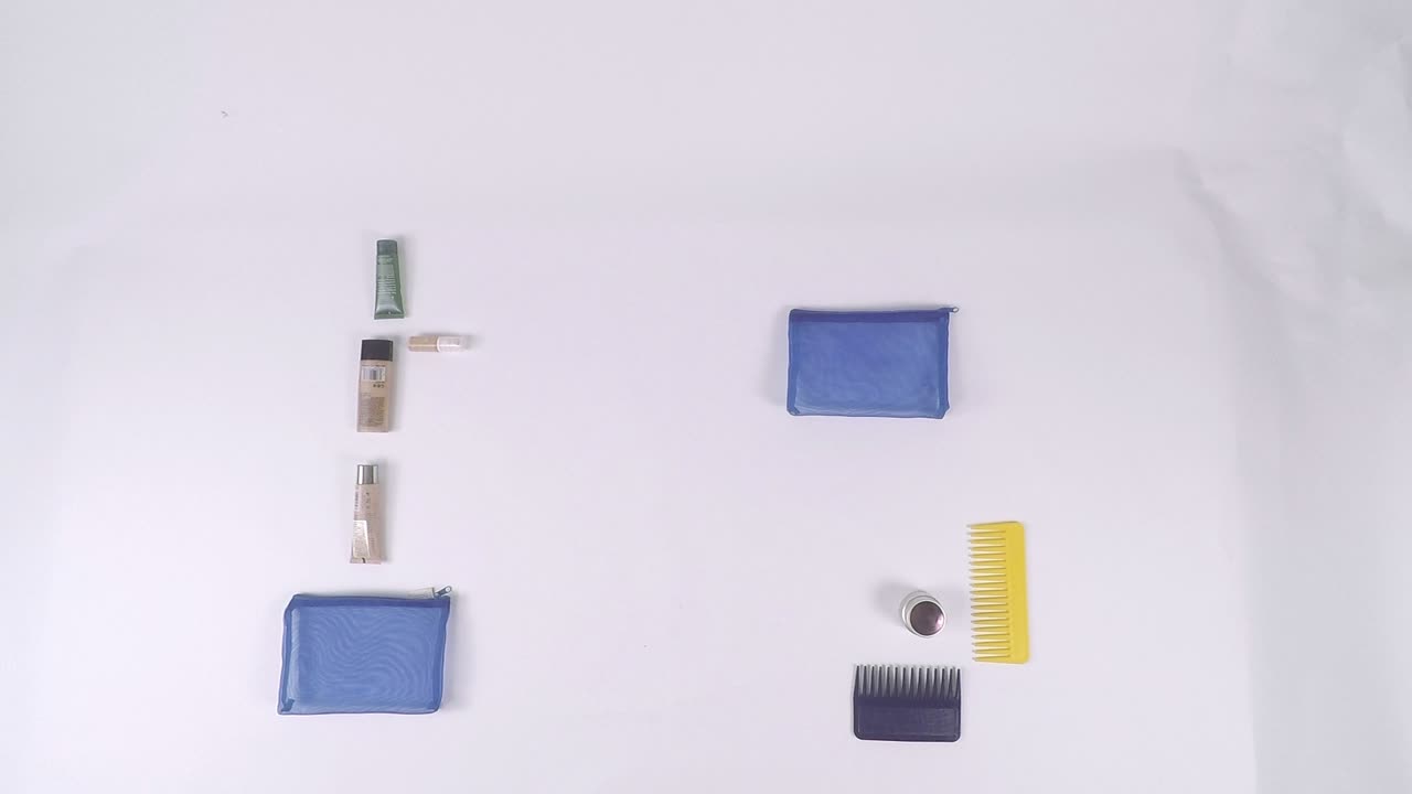 작은 식물과 달력이 있는 흰색 배경에 놓인 미용실 용품의 하향식 보기