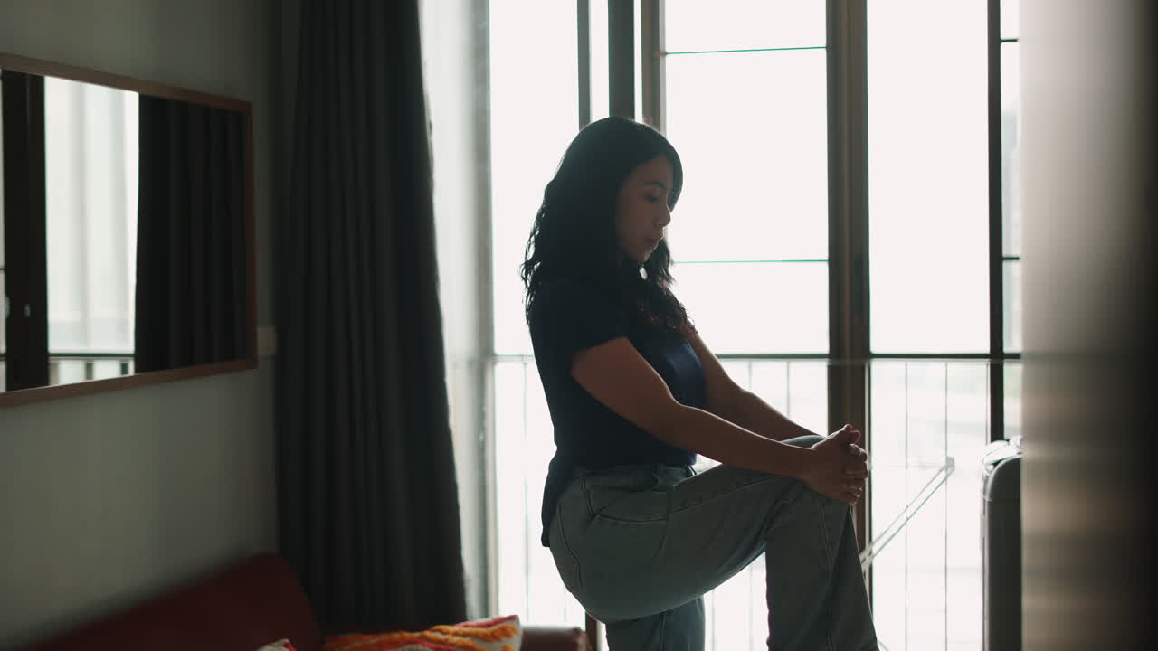 Donna che fa stretching in un appartamento