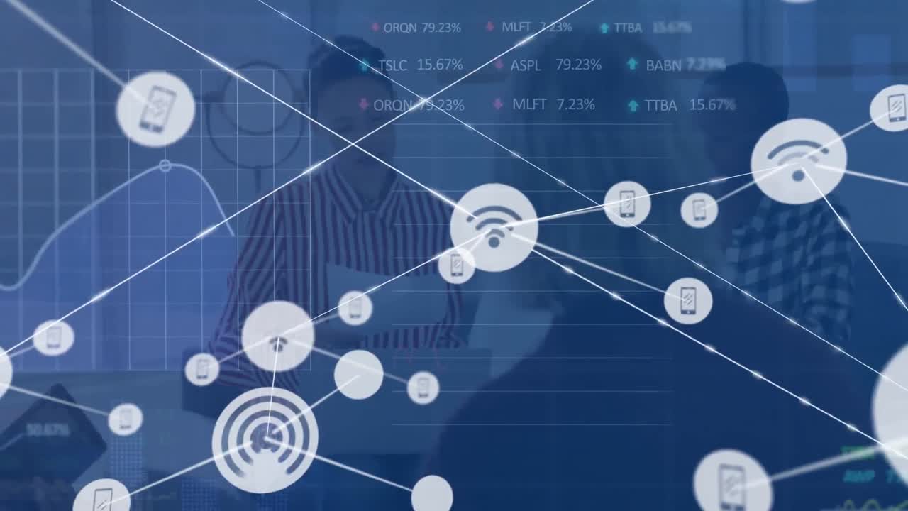 animación de iconos conectados, gráficos, tableros de intercambio, diversos compañeros de trabajo compartiendo ideas en la oficina