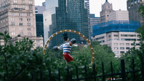 juggler statue in a nyc park