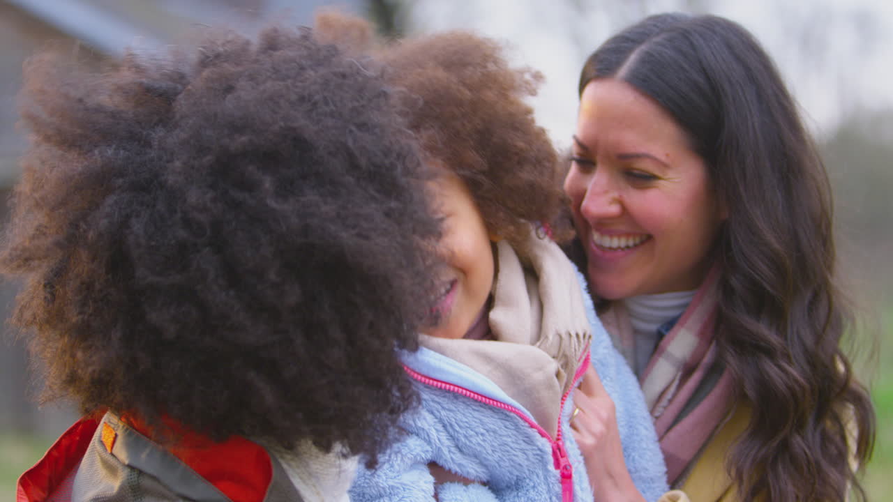 retrato de una familia con dos madres al aire libre caminando en el campo de otoño con su hija
