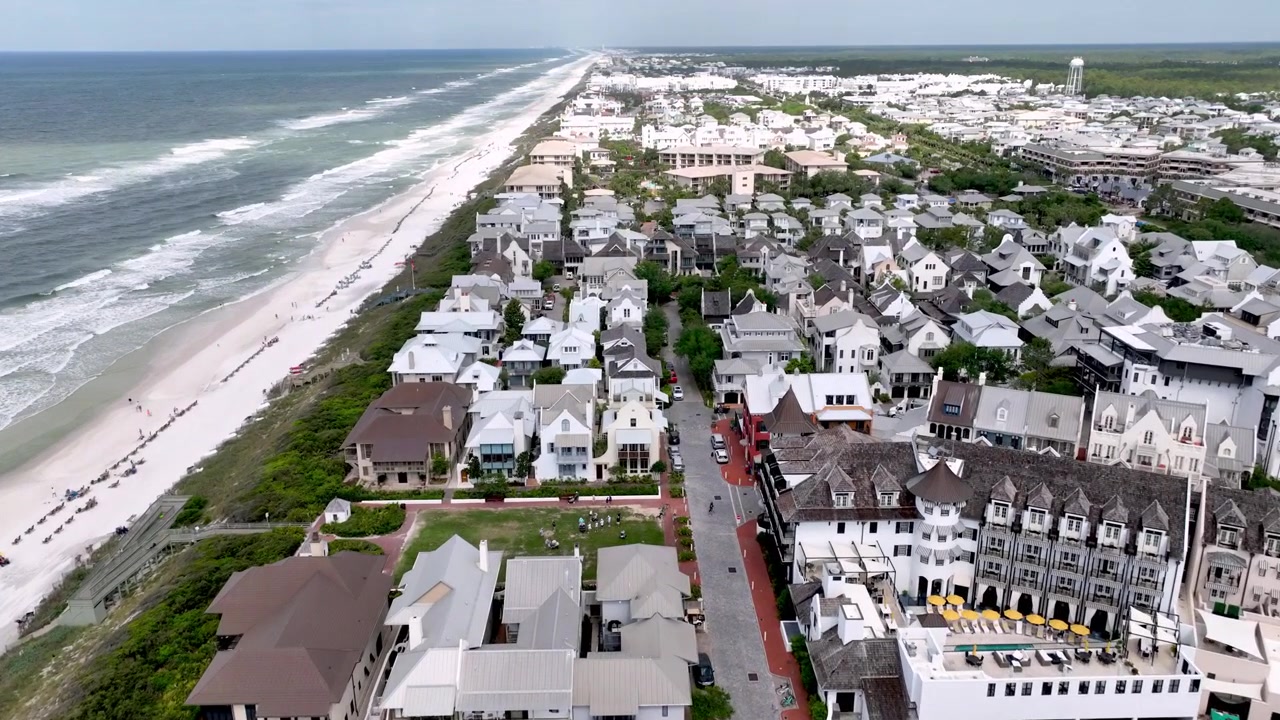 Cảnh quay từ trên cao thị trấn Bãi biển Rosemary, Florida, được quay ở độ phân giải 5K