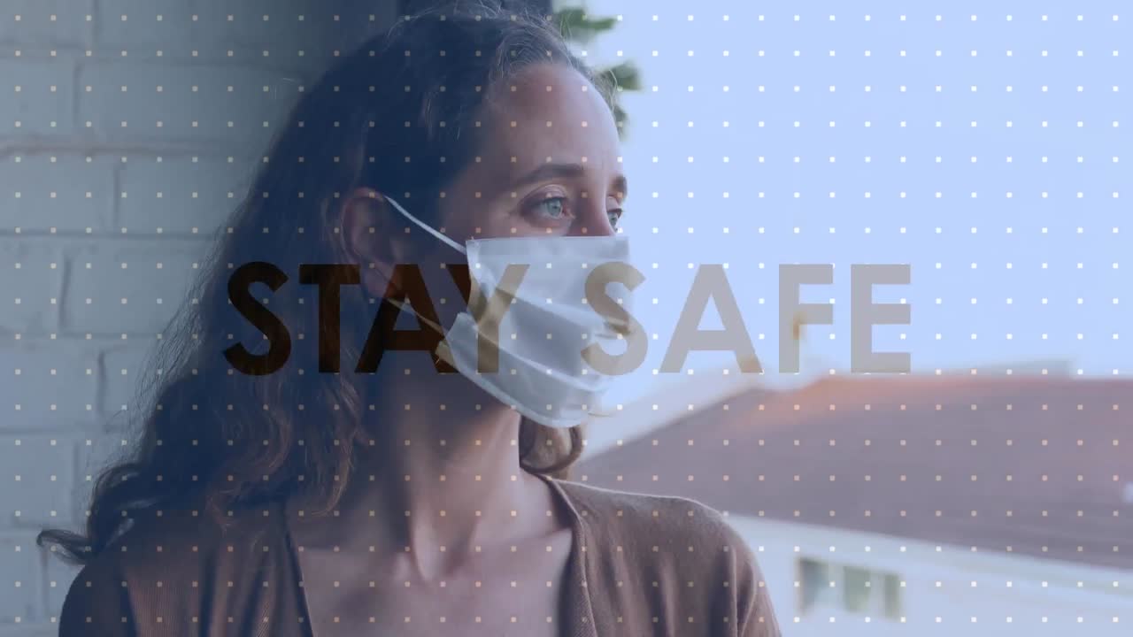 анимация сообщения о самоизоляции над кавказской женщиной в маске