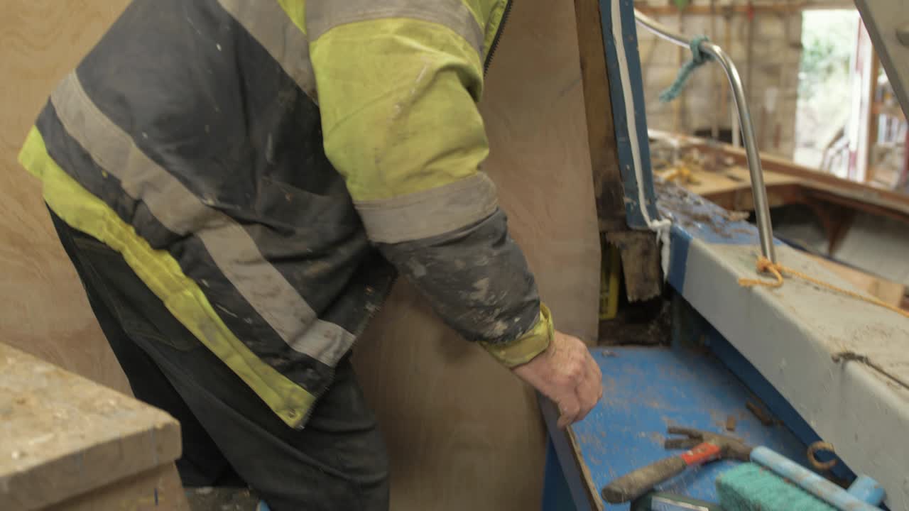 mamparo de madera contrachapada de reemplazo de montaje de carpintero en timonera de barcos