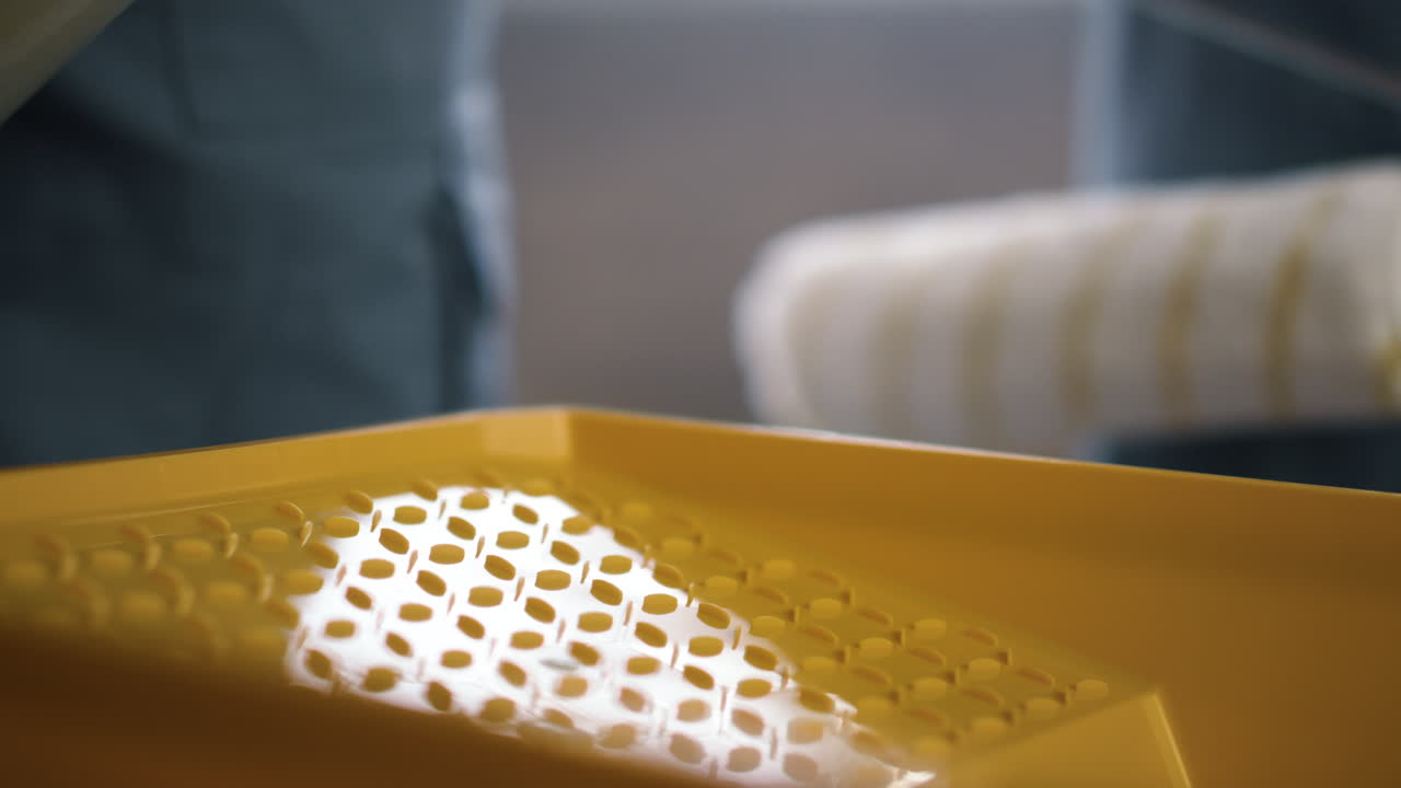 contenedor amarillo y pintura blanca. concepto de mejora de apartamentos interiores.