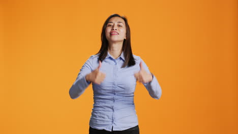 persona filipina mostrando el pulgar hacia arriba en la cámara