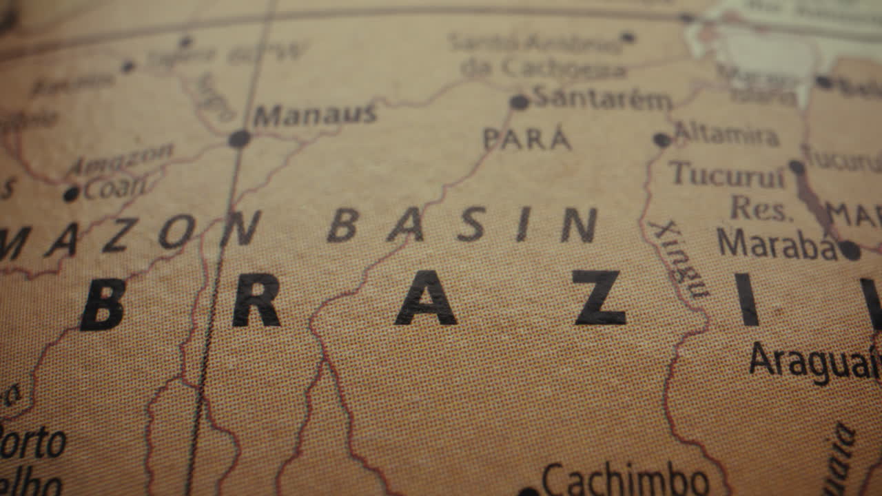 Primo piano di una mappa del mondo incentrata sul Bacino dell'Amazzonia e il Brasile