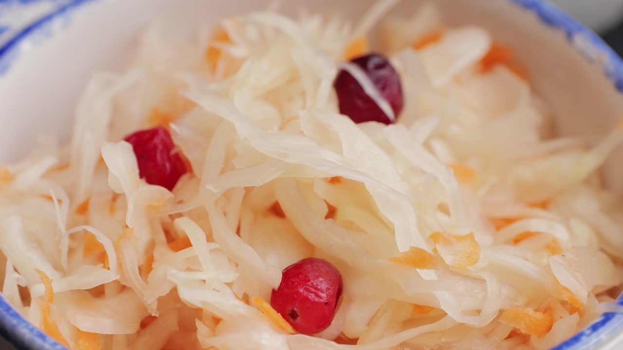 Chucrut, variedad de repollo fermentado en tarros de conserva. Chucrut casero con zanahoria y repollo para ensalada con remolacha sobre una mesa de madera. Alimentos fermentados.