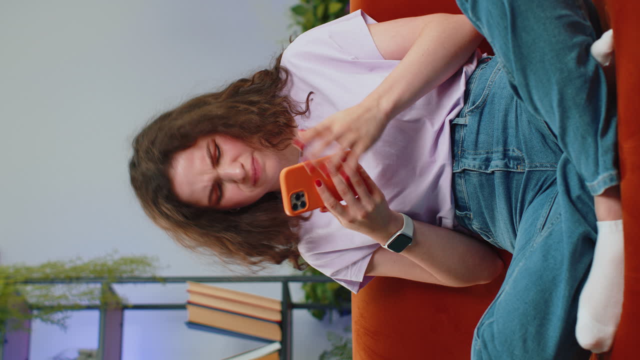 mujer joven triste uso de teléfono inteligente sorprendido por malas noticias, pérdida de fortuna, fracaso, resultados de la lotería, fecha límite