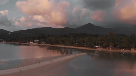 Luftpanorama-Der-Küstenlinie-Der-Tropischen-Insel-Und-Sonnenuntergang-Am-Horizont