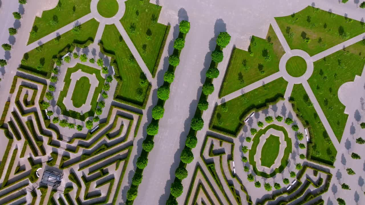 vista desde arriba del pintoresco jardín ajardinado del palacio schloss hof en austria