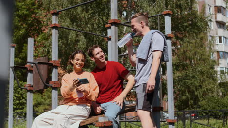 grupo de entrenamiento mirando el teléfono inteligente