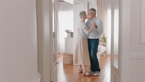 Feliz-Pareja-Madura-Bailando-En-Casa-Disfrutando-De-Un-Baile-Romántico-Juntos-Celebrando-Un-Hito-En-La-Relación-Teniendo-Una-Jubilación-Pacífica-4k