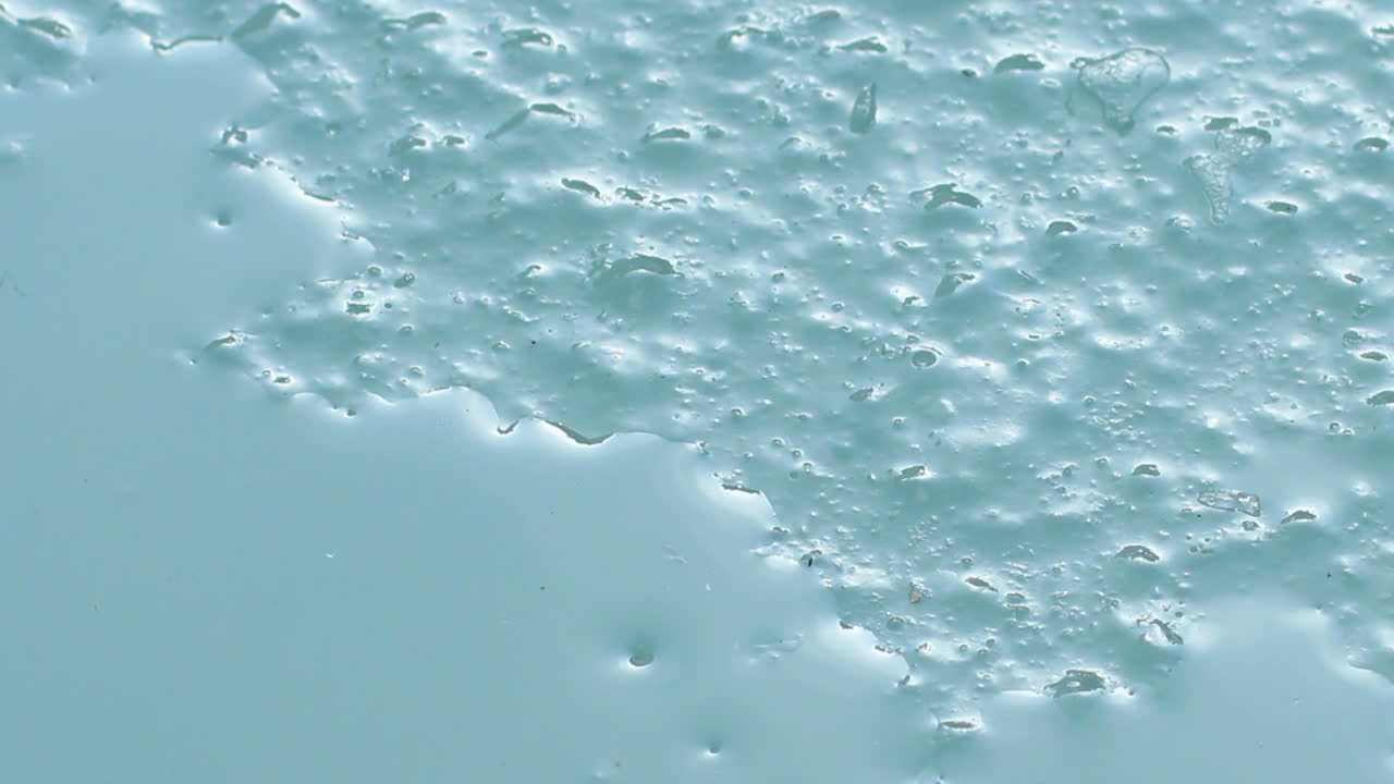 таяние льда в воду, указывающее на изменение климата