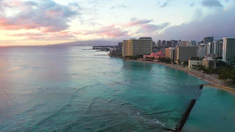 Sonnenuntergang-Am-Wunderschönen-Strand-Von-Waikiki-Mit-Resorthotels-Am-Tourismusziel-Am-Wasser-In-Honolulu,-Hawaii