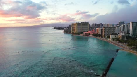 revelación de la puesta de sol en la hermosa playa de waikiki con hoteles resort en el destino turístico frente al mar en honolulu hawaii