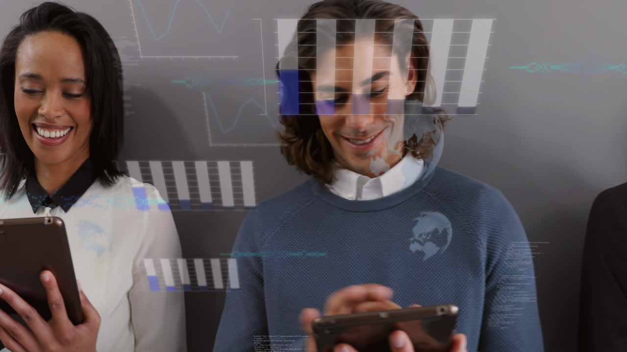 animación del procesamiento de datos financieros sobre un hombre caucásico que usa un teléfono inteligente