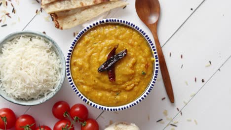 Indisches-Beliebtes-Essen-Dal-Fry-Oder-Traditionelles-Dal-Tadka-Curry-In-Schüssel-Serviert?