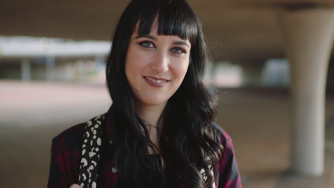 retrato de una mujer joven e independiente sonriendo confiada y pensativa