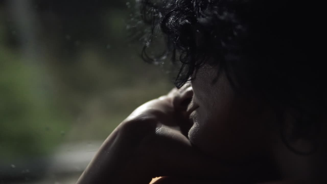 mujer somnolienta viaja por la ciudad con luces bokeh por la noche