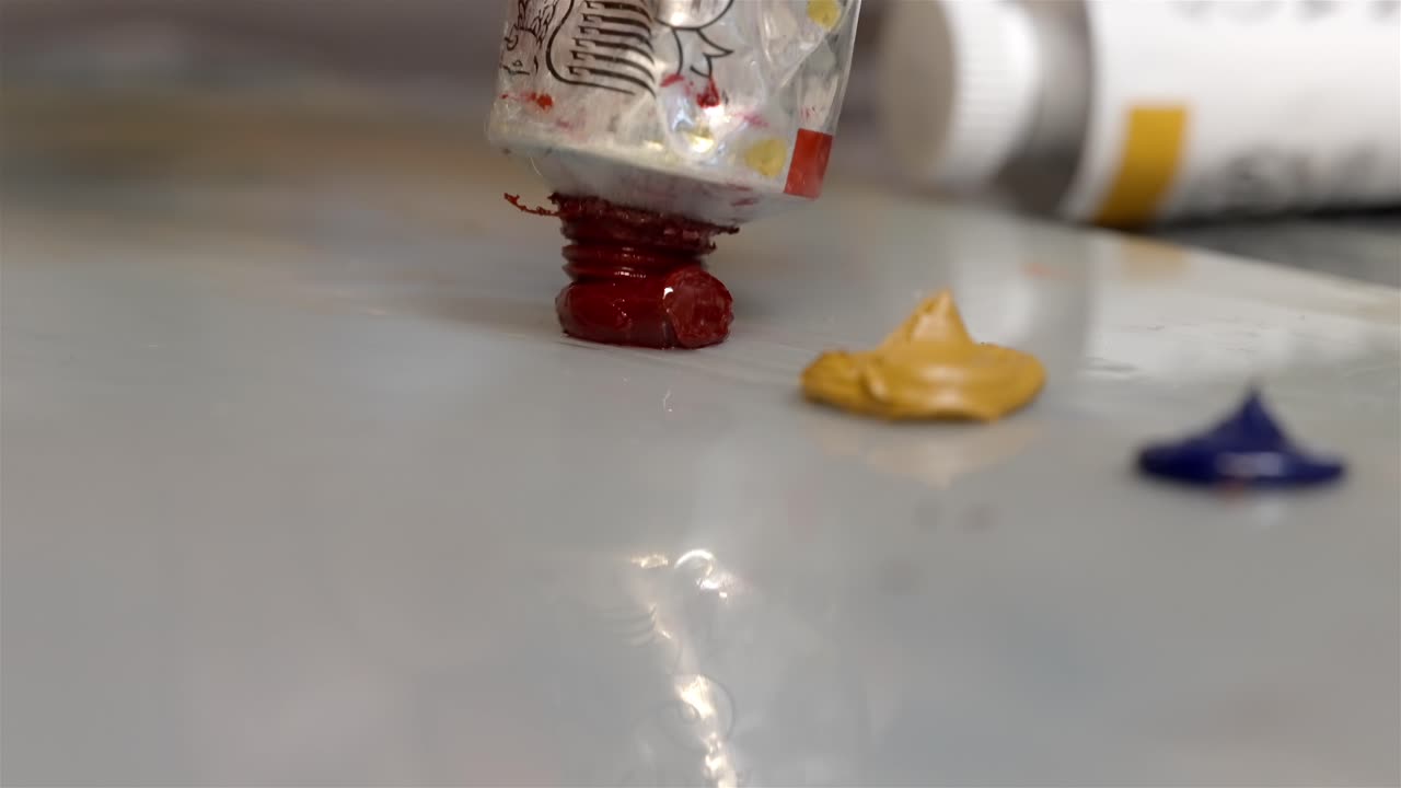 ⁇ 은 갈색의 페인트가 잘 사용 된  ⁇ 은 튜브에서 스크 ⁇ 하고 있습니다.