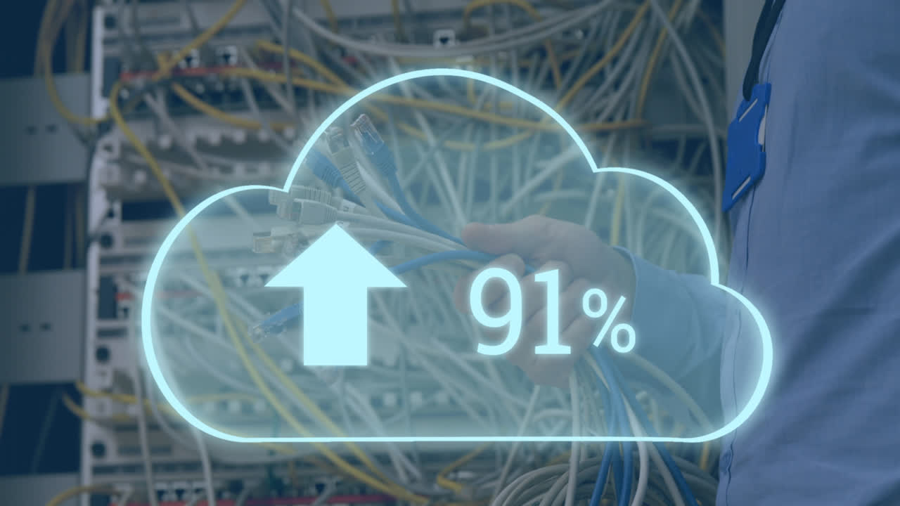 animación de la nube con un número creciente sobre las manos de un hombre caucásico sosteniendo cables en la sala del servidor