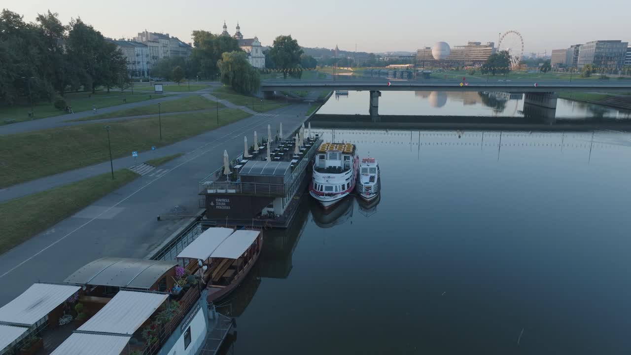폴란드 크라코프의 카지미르즈 동네와 해가 뜨는 시점의 비스 ⁇ 라 강의 공중 드론 촬영