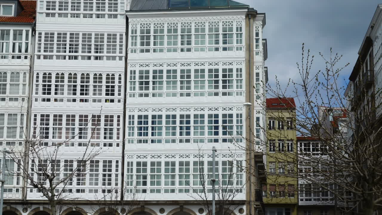 La Coruña, Spagna. Architettura urbana, riprese sul lungomare. La Coruña, la grande città nel nord-ovest della Spagna, località turistica e porto.