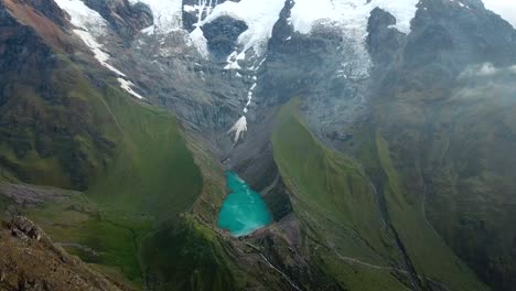 Aéreo,-Seguimiento,-Disparo-De-Drones-Panorámico-Hacia-El-Lago-Humantay,-Montañas-De-Los-Andes,-Día-Nublado,-En-Perú,-Sudamérica