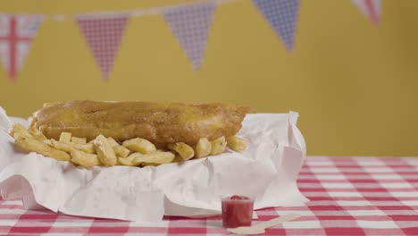 Studioaufnahme-Eines-Traditionellen-Britischen-Essens-Zum-Mitnehmen-Mit-Fish-And-Chips-1