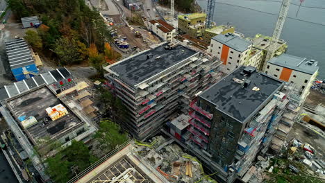 edificios junto al mar en estocolmo, suecia - revelación de inclinación aérea hacia arriba