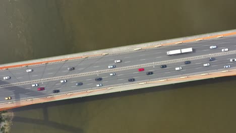 conducción de automóviles en el puente de la autopista y la intersección de la carretera en la vista aérea de la ciudad moderna